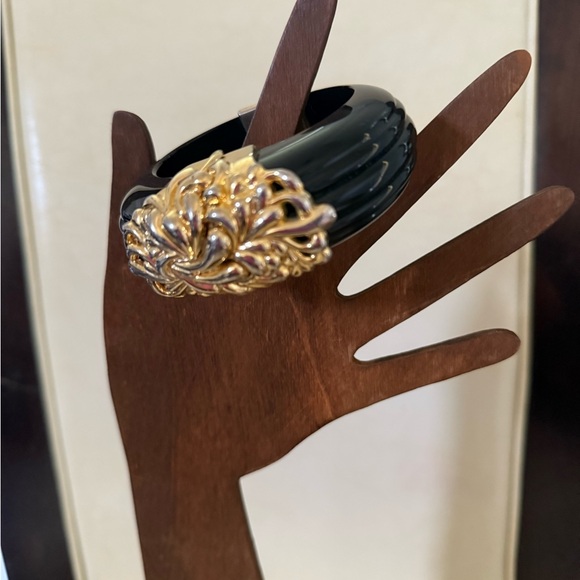 Vintage Inna Cytrine Black Lucite Hinged Clamp Gold Tone Bangle Bracelet - Picture 7 of 7
